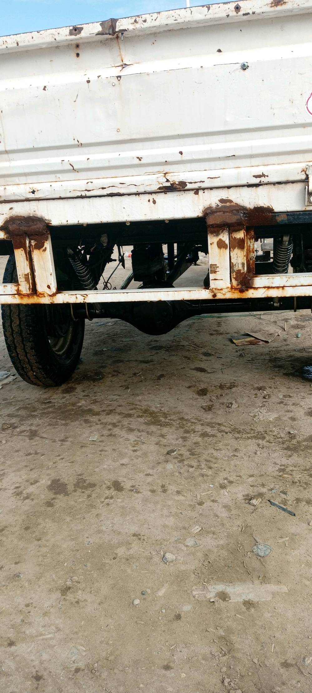 هذه دراجة نارية ثلاثية العجلات بجودة جيدة. الهيكل يحتوي على بعض علامات الصدأ لكنها بحالة عامة جيدة وقابلة للاستخدام. الإطارات بحالة جيدة ويحتاج إلى بعض التنظيف. السعر معقول وقابل للتفاوض.
