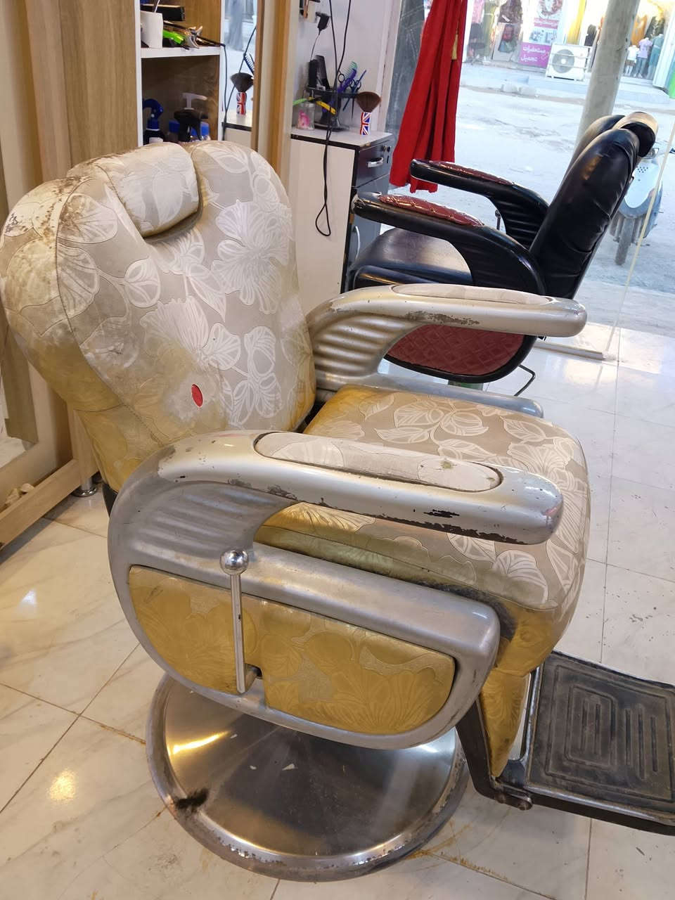 سلام عليكم 
كراسي 2ومري 2 وتخامه 2 
مالات حلاقه للبيع الكراسي الجكات شغلات 
***********
