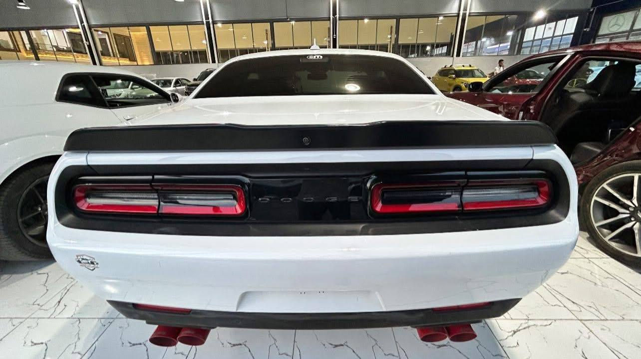 ​🏁 دودج تشالنجر R/T Last Call 2023 - Super Track Pak
**** رقم اربيل ******
​1. ⚙️ الأداء والمحرك
​المحرك: 8 سلندر 5.7L HEMI.
​نظام الدفع: RWD (دفع خلفي).
​المسافة المقطوعة: 5640 ميل فقط (مسافة منخفضة جداً).
​ناقل الحركة: مزود بـ شفتات ستيرن (Paddle Shifters).
​الوضعيات الرياضية: متوفرة حزمة Super Track Pak و Sport Mode.
​2. 🛋️ الميزات الداخلية والترفيه
​نظام الصوت: سستم سماعات فاخر من Harman Kardon.
​الشاشة: شاشة كبيرة (لنظام المعلومات والترفيه).
​المقاعد (الكشنات): مقاعد مخمل.
​مقعد السائق: تحكم كهربائي.
​3. 🛡️ السلامة والراحة
​كاميرا: كاميرا خلفية.
​مستشعرات (حساسات): حساسات خلفية.
​المرايا: مرايا جانبية بخاصية التسخين (هيتر).
​4. 📝 الملاحظات القانونية والحادث
​الترقيم : رقم اربيل باسمي.
​الحادث: حادث أمامي (كما هو موضح بالصور).
🚀 مميزات حزمة Super Track Pak
​ الرياضية والتحكم:
​نظام تعليق مطور: تعليق رياضي محسّن (Enhanced Suspension).
​نظام التوجيه الرياضي: توجيه محسّن (Performance Steering) لرد فعل أسرع.
​أوضاع القيادة: تفعيل أوضاع الأداء القابلة للتعديل (Dodge Performance Pages) عبر الشاشة، والتي تسمح لك بتعديل استجابة المحرك، وناقل الحركة، والتوجيه، والتعليق.
​نظام التحكم بالانطلاق (Launch Control): للمساعدة في الانطلاق بأقصى تسارع من الثبات.
​📱 التقنيات ونظام الترفيه
​شاشة Uconnect: قياس 8.4 إنش تعمل باللمس (هي أكبر شاشة متوفرة في الفئة).
* Not
* السيارة عليهة برمجة مراوح وتقليل صرف الوقود ومزودة باكزوز رياضي ودفيوزر من شركة  BIG BOZ وعليهة اكس بايب اكزوز
للتواصل : ***********/***********
