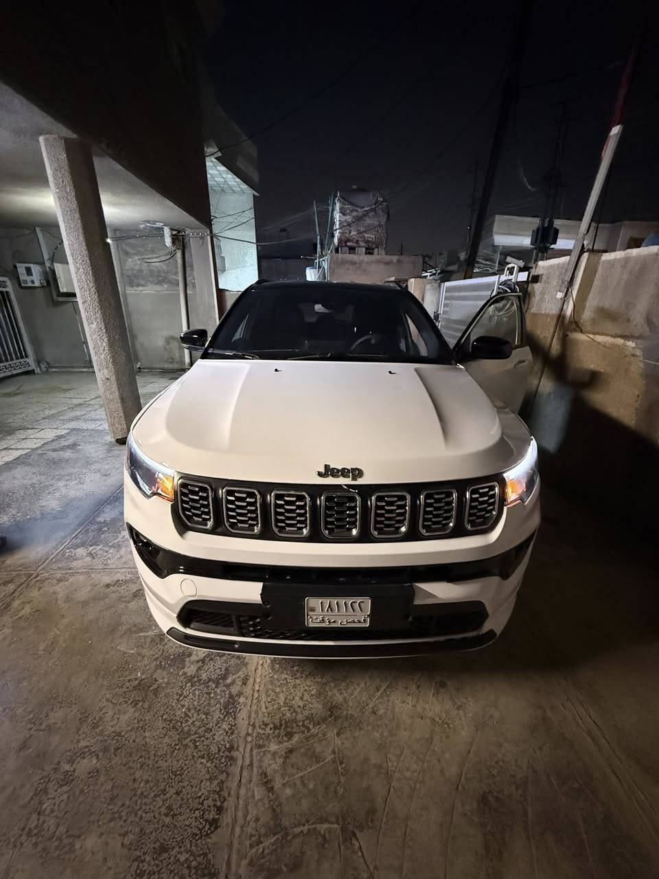 سلام عليكم
الحلوة للبيع 
جيب كومباس 2025 لمتدد فول عدا بنورما 
سيارة دخول جديد منفيس (فحص مؤقت) بسمي 
بدون رقم 
سيارة جديدة لوك ماشيه 3000 اخت زيرو 
بنيد وجاملغ ايمن مبدل نفس لون وبيه بارد بالجاملغ خلفي 
سيارة فول مواصفات وجديدة وبالعافيه للي تكون من نصيبة 
المواصفات 

▪️ الفئة: Limited فل كامل
▪️ المحرك: 2.0 تيربو 4 سلندر بقوة عالية واقتصاد بالوقود
▪️ ناقل حركة أوتوماتيك 8 سرعات + دفع رباعي AWD
▪️ اللون: أبيض × أسود (تو كلر)
▪️ ويلـات S رياضية مميزة قياس كبير
▪️ لايتات LED أمامية وخلفية + LED نهاري
▪️ داخلية جلد فاخرة مع تطريز مميز
▪️ مقاعد كهرباء مع تدفئة
▪️ شاشة وسطية كبيرة + Apple CarPlay + Android Auto
▪️ شاشة عدادات ديجتل كاملة
▪️ كاميرا خلفية 
 + نقاط عمياء
▪️ مثبت سرعة + تحكم ستيرن متعدد
▪️ دخول ذكي وتشغيل بصمة
▪️ مكيف أوتوماتيك دجتل مزدوج
▪️ نظام مانع انزلاق + ثبات إلكتروني + وسائد هوائية متعددة

▪️ ممشى قليل جداً وحالة وكالة 

💰 السعر مناسب وقابل للتفاوض للجادين 
ب 140 وبيه مجال 
عنوان بغداد 
للاتصال :***********
