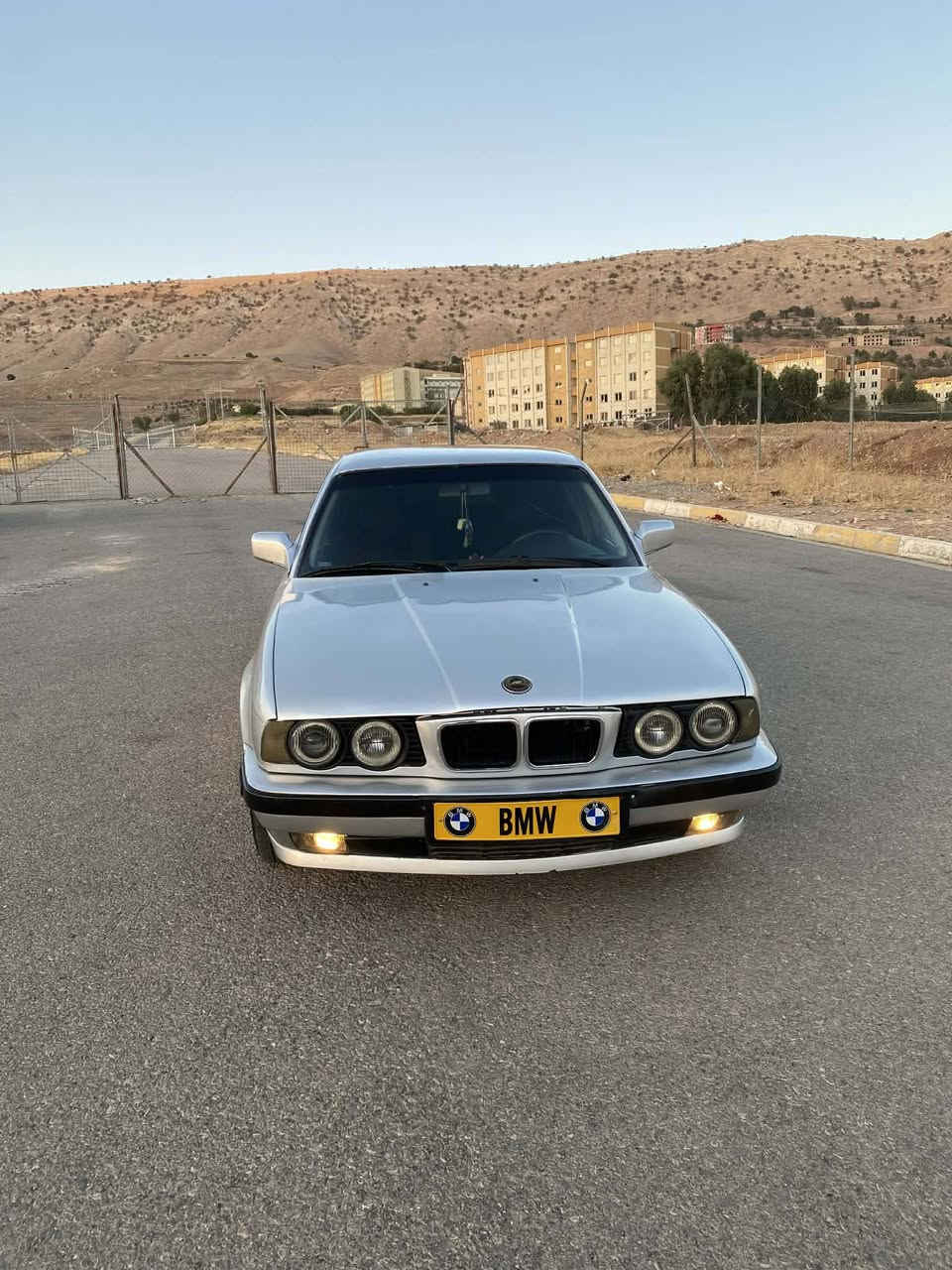 ه ره تا به ناوي خوايي گه وره
بیئم ٥٢٥ مۆدیل ١٩٩٢
ئارم پلاستک هەولیر بەشەرت
یەک ژمارەی هەلە نیە
کیرو مەکینە بەشەرت
مەکینە دەبل دجیتەلە بەشەرتی ئەوەی بوخاری نەبیت
دووجام کارەبا ئاونە کارەبا
 پەردە بیلاد
دەعم و لیدرانی نیە بەشەرتی موس و براوە
سەیارکە زۆر بەقووەتە
نرخ ٣٧وەرقە کەمیک مەجەل
***********

***********
