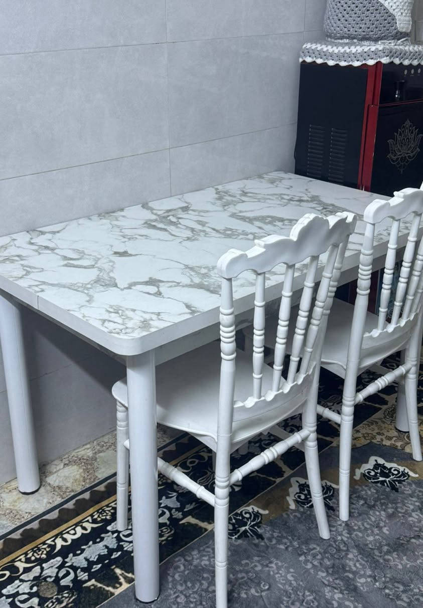 السلام عليكم ميز طعام للبيع نضيف كلش وياه اربعة كراسي سعره 135ألف وبيه مجال ألعنوان الكمالية شارع المركز بالنهاية قرب أبو سيف ألمضمد رقم الهاتف ***********
