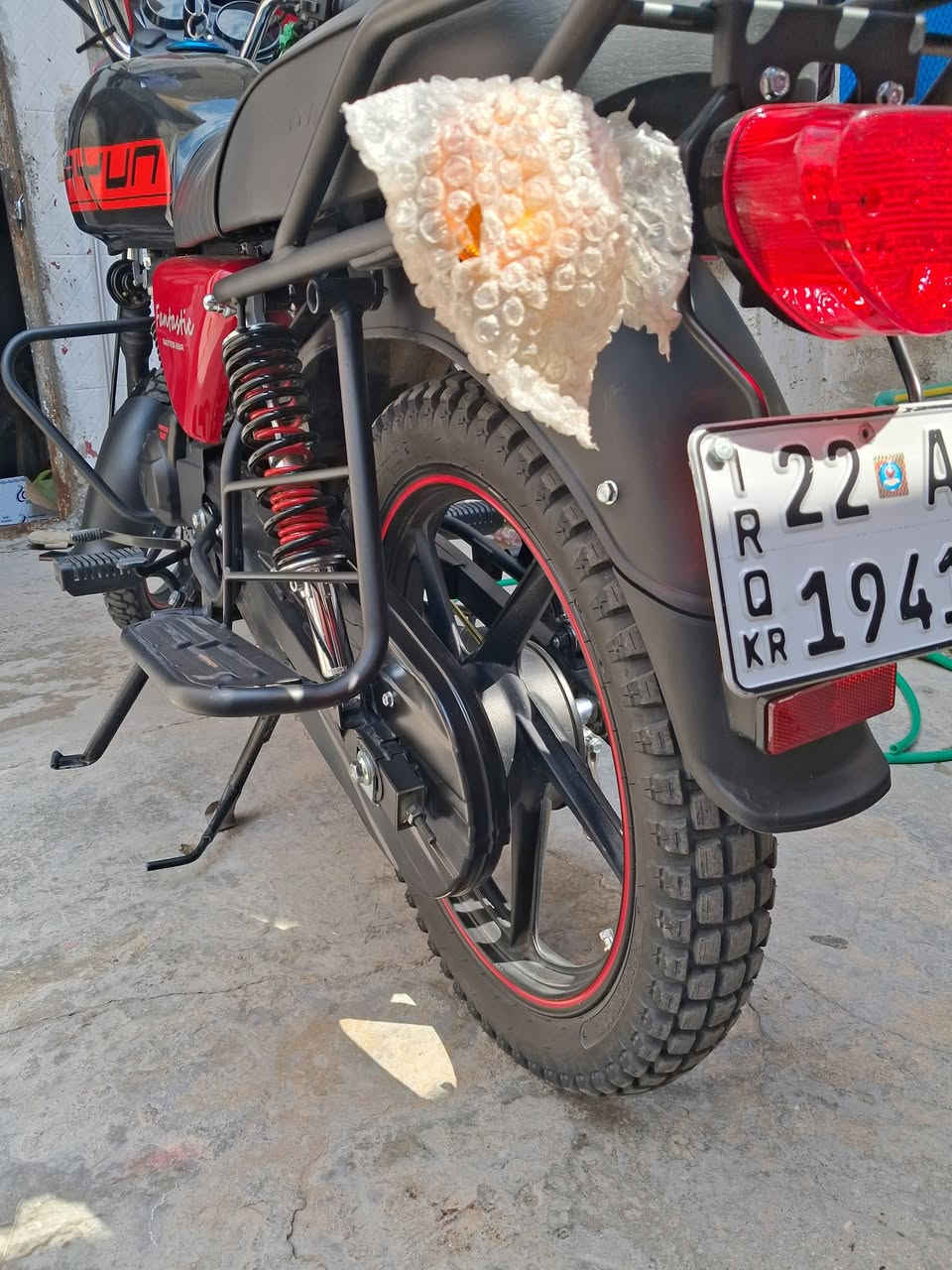 سلام عليكم دراجه دايون مـوديل 2026 كفاله عامه نـضيفه بشكل صالها تقريبأ اقل من شهر من نزلتها من شركه سنويتها اربيل بعدها بسم الشركه مامحوله سـعرها 2500وبيها مجال قـليل بـغداد
الـهاتف ( *********** )
