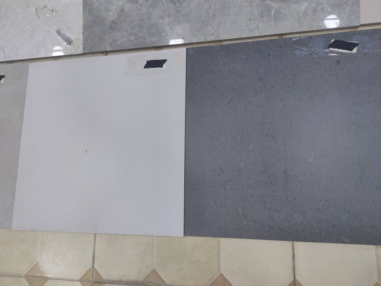 ارضيه هندي قياس 40*40 ناشف ثقيل درجه اولئ
الرمادي خمسه كيلو مدهل الحريه للستفسار ***********
