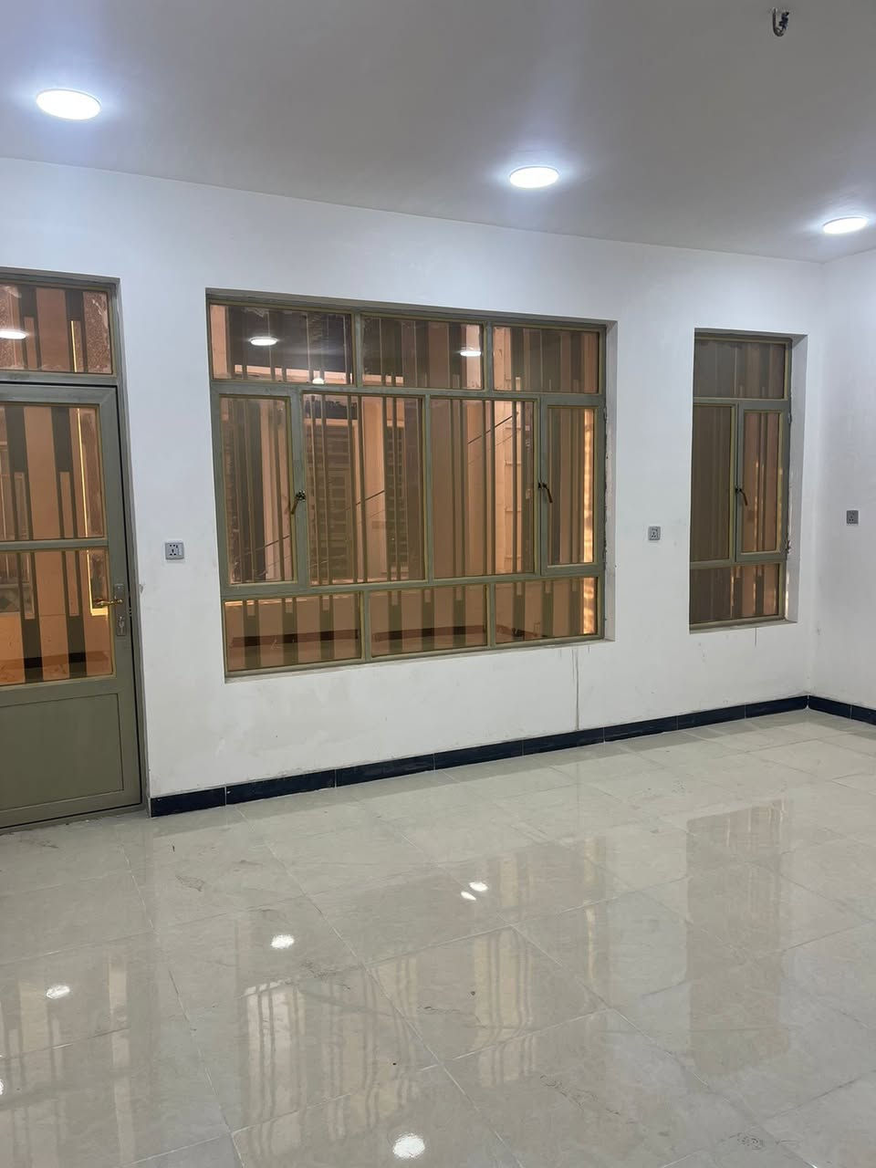 دار للبيع في الشعب العقاري الاولى  المساحة 81 النزال 13.5 الواجهة 6 بناء درجة اولى سنة 2025 يحتوي على ٣ غرف نوم وخدمات  في الطابقين البيت مدخلين للاستفسار على الرقم*********** او واتساب
