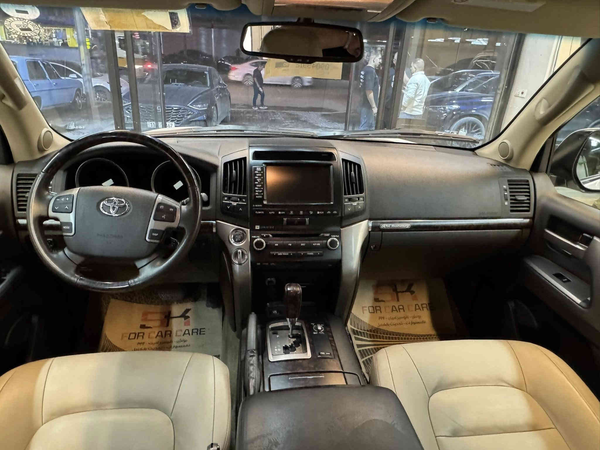 السلام عليكم ورحمة الله وبركاته 
لاندكروز 
VXR-5.7 ستينية 
السيارة موديل 2011 
ماشية 108 
فول مواصفات 1/1 
وكالة السيارة اخت الزيرو 
الجاملغ الامامي الايسر بي شوية بارد 
الدعامية الخلفية جهه اليمنة بيهه صبغ 
الهلال الخلفي بي صبغ وملاون ويا الباب الخلفي تحت اليدة شي بسيط جدا 
غير هذا الكلام السيارة على وضع الشركة وحتى صيانتها بالشركة 
داخل وخارج السيارة جديدة مو نضيفة وانما جديدة وممكن اجدد لاندكروز في بغداد 
رقم شمالي بسمي سيارة على ايدنة من الوكالة 
العنوان بغداد المنصور 
*********** 
السعر ٤ شدات  و١٠ اوراق 
السعر 410$ 
ورجاءا اللي ميعجبة السعر لايعلق 
لان السيارة جديدة بمعنى الكلمة والها جنايتها
