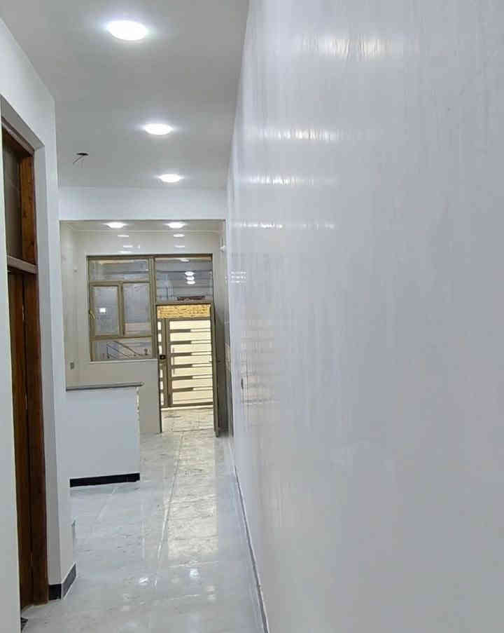 السلام عليكم مشتملات عدد ٢ طبك غير مسكون البناء حديث درجة اولى في الكوت منطقة حي الحكيم نزلة علاء غريب بالقرب من الكورنيش مساحة كل مشتمل 120م البناء طابوق درجة اولى والسقف صب مسلح والارضية والجدران سيراميك ويتكون كل مشتمل من غرفتين نوم وصالة واستقبال ومطبخ وصحيات داخلية وخارجية ومرقم من قبل البلدية وسعر كل مشتمل 58 وبي مجال الاستفسار الاتصال على هذا الرقم ***********
