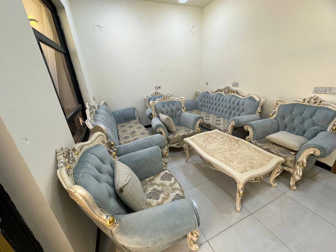 تخم ملكي مستخدم  10 مقاعد للبيع مع طبله
***********
