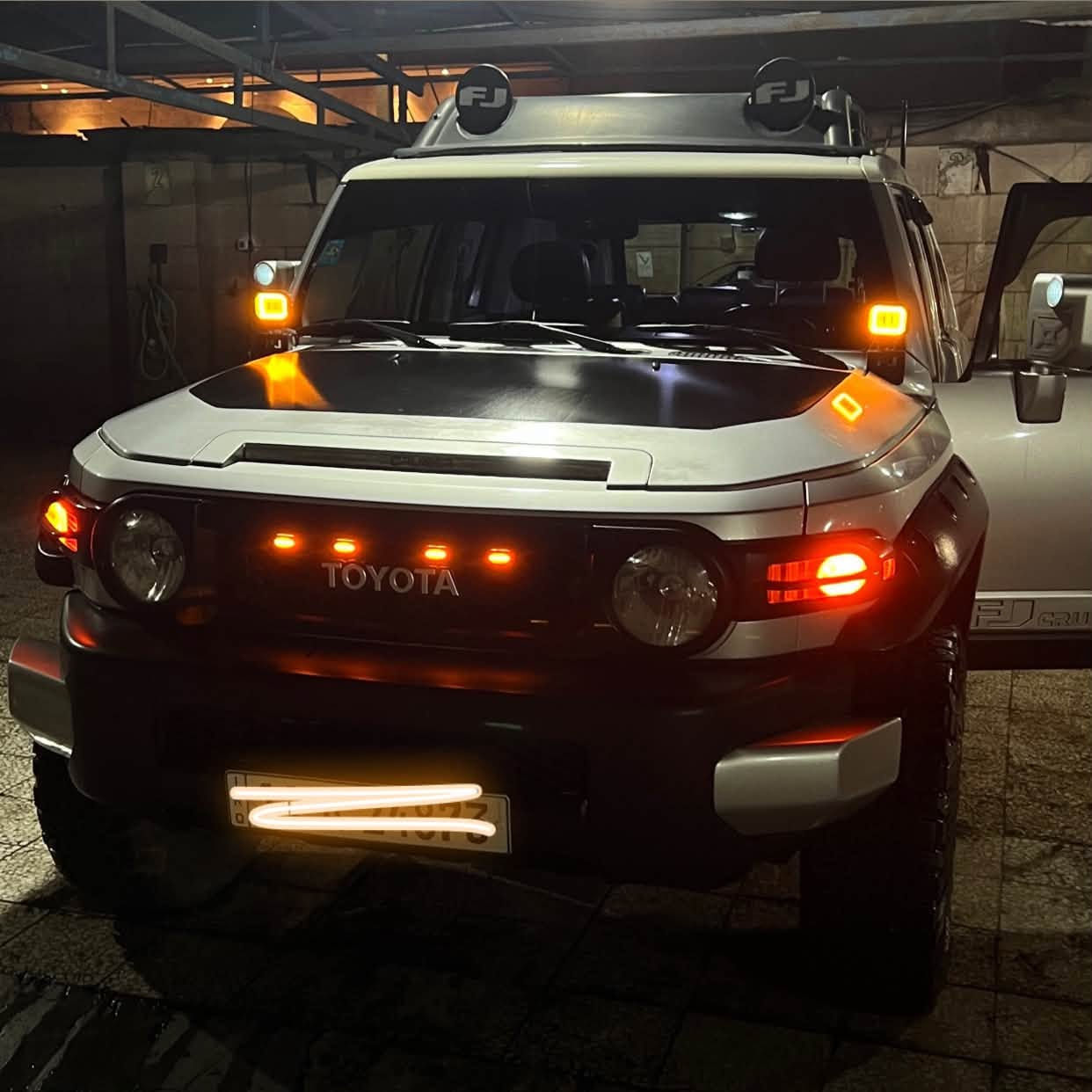 للبيع: تويوتا إف جي كروزر خليجية كلين (FJ Cruiser) 2008 - لقطة!
المواصفات الأساسية:
 الموديل: 2008 - مواصفات خليجية
 المحرك: 4.0L (6 سلندر) - أداء جبار
بانزين (فيت بم جديد وبي فتحة فوق)
غاز (LPG) منظومة اقتصادية وراقية
 اللون: سلفر كلين تايتل / خليجية
 العداد: 270,000 كم
 الرقم: بغداد - خصوصي
 الكير: اوتوماتيك | المقاعد: قماش
حالة السيارة:
السيارة مداريها جدًا.. مكفولة وكلشي بيها جديد حرفيًا حتى الدهن والفلاتر هسة مبدلهن. تبريد كامل ياباني جديد قبل سبوع شديته (ثلج)، ومنظومة البريك بكل تفاصيلها جديدة. اي شيء تجاري بالسيارة انشال ورجعته "بلادي" وأحسن.
بس مضطر للبيع والا السيارة كلش مصروف عليها وتعبان بيها، وجاهزة للاستخدام بدون ما تصرف عليها دينار.

السعر: 16,900$ (169 ورقة)
للاستفسار والشراء، يرجى التواصل على واتساب: ***********
