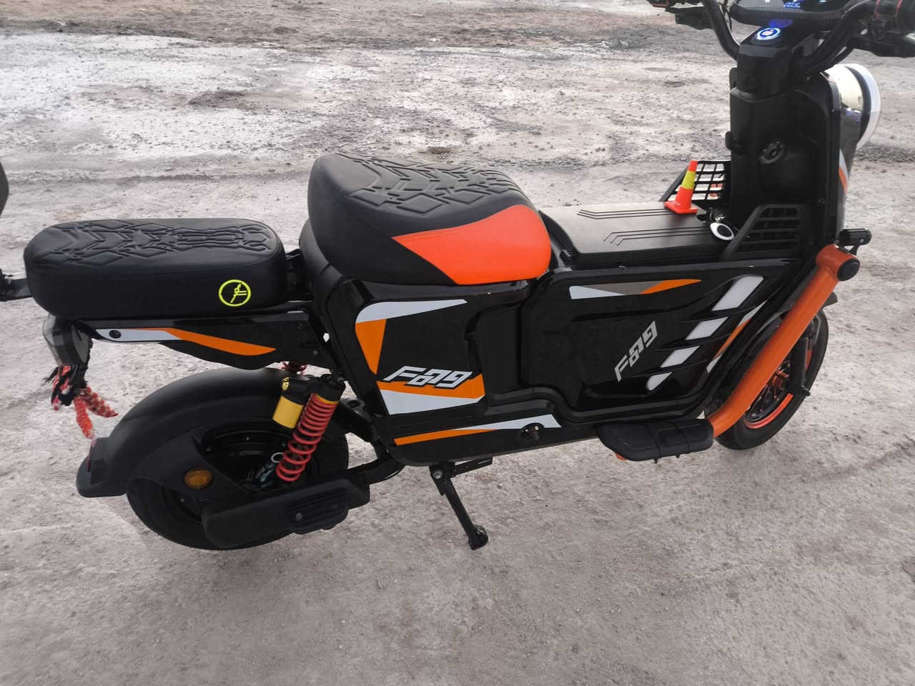 السلام عليكم     f900ملف 2000 الدراجه الكفر الامامي مكسور والمدكر مكسور شي قليل الدراجه نضيفه 5 بطاريات ونلي بصمه وسويج  والسعر 475 وبيها مجال الاستفسار *********** العنوان ابي الخصيب مقابل صناعيه حمدان
