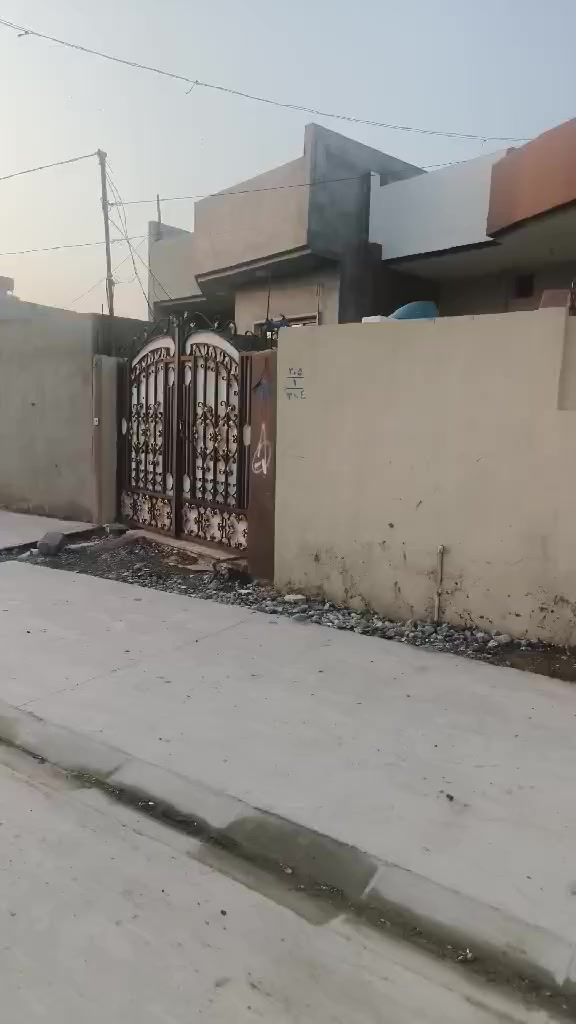 بيت في بعويزه يبعد عن شارع 300متر ركن مساحه البيت  300متر زراعي بي غرفتين نوم 5×4هول 5×5مطبخ 6×4استقبال 6×4بناء 200متر 100متر حديقه تردك خل بيت مع بير سوري  خدمات كامله ماي كهرب شارع تبليط موظح بفديوات للستفسار خاص او وت ساب ***********
