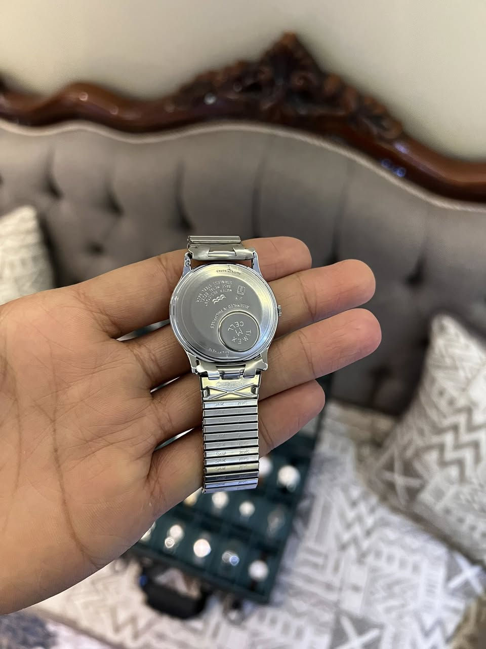 لعشاق الساعات الكلاسيك الهادئة والمميزة 
ساعة من ماركة Timex⌚️
صناعة: ياباني ميكانيزم 
القطر:34 
الحركة: كوارتز (بطارية) – دقيقة وعملية
• التصميم: كلاسيكي بسيط بأرقام عربية كاملة
• اللون: ميناء فضي هادئ مع هيكل فضي لامع
• السوار: سوار معدني ستيل مرن (مطاطي مريح على اليد)
• الزجاج: مقعر مقاوم للخدش بشكل جيد
• المقاس: متوسط مناسب لمعظم الأيادي (تقريبًا 36–38 مم)
•مقاومة ماء خفيفة للاستخدام اليومي 
▪️للمزيد من التفاصيل يرجى التواصل خاص 🔻


**إذا كنت صاحب هذا الإعلان وتريد حذفه لأي سبب، رجاءا أرسل رسالة إلى الدعم الفني**