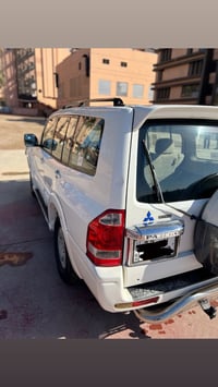 باجيرو موديل 2004 السياره مكفوله ما عدا باب السائق مصبغ تخم تاير جديد ...