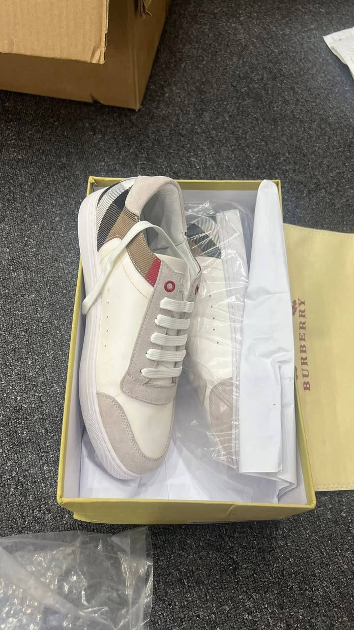 قياس 41 
سنيكرز بربري "ريث" (Burberry Reeth Low Top Sneakers)، وهو يتميز بالتصميم الكلاسيكي للعلامة التجارية الذي يجمع بين الجلد والكانفاس المزين بنقشة المربعات الشهيرة (House Check). 
The Luxury Closet
The Luxury Closet
 +1
تفاصيل الحذاء:
المواد: صُنع الجزء العلوي من جلد العجل عالي الجودة مع أجزاء من الشمواه والقماش القطني (الكانفاس) المزين بنقشة مربعات بربري.
التصميم: يتميز برقبة منخفضة وتفاصيل باللون الأحمر عند فتحات الأربطة العلوية، مع نعل مطاطي متين يوفر الراحة للاستخدام اليومي.
بلد المنشأ: تشير المصادر إلى أنه حذاء من تصميم دار الأزياء البريطانية بربري.


**إذا كنت صاحب هذا الإعلان وتريد حذفه لأي سبب، رجاءا أرسل رسالة إلى الدعم الفني**