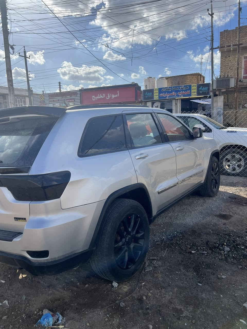 سلام عليكم جيب لاريدو موديل2011 محرك6 سلندر سياره نص فول. حلوه وجاهزه بدون  ضرر  بدون يرباك سياره مجرد صبغ بيه 3قطع بيه بدون معجون بدون حادث مجرد بخخ فقط سياره ما متعوبه مالت بيت  كير مكينه بشرط  لعنوان ميسان مركز المدينه قرب لملعب  رقم ***********
