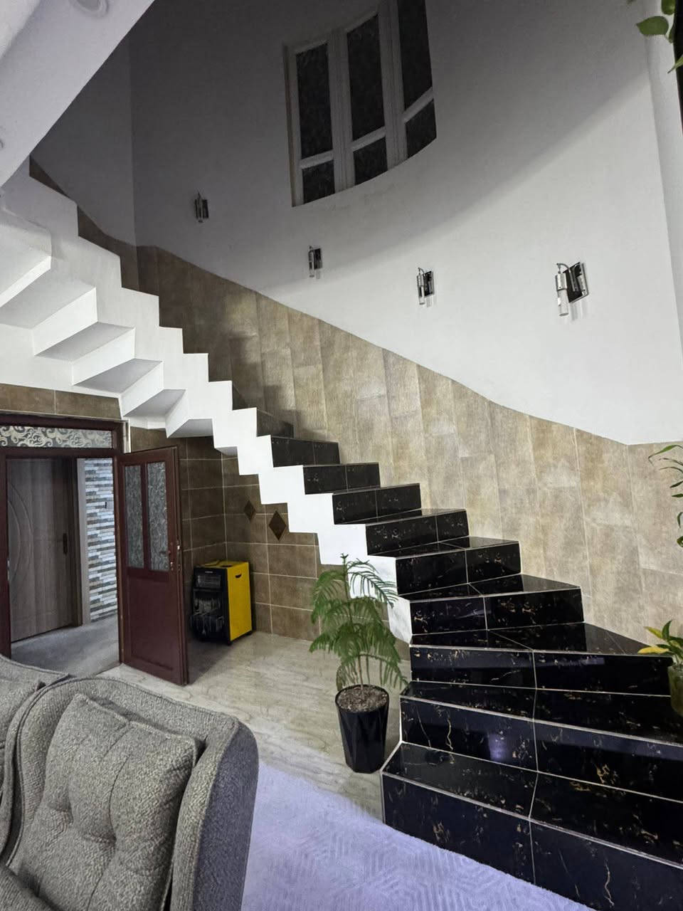 دار للبيع 🏠 سعر مناسب جدا ✅️ 
#طابو صرف طابق وبيتونه 
♦️مساحة 250 متر 
♦️واجهة 12 متر 
💙 بناء 2019 
موقع 📍 #واسطي مقابيل شقق غاز الشمال 
يتكون #الدار 🏠 
كراج 🌟 حديقة 🌟استقبال 🌟مطبخ🌟 هول 🌟 غرفتين منام 🌟صحيات معزوله 🌟 بيتونة 
#سعر 235مليون قابل للتفاوض 
____________________
✅ احصل على منزل أحلامك معنا، نحن مكتب عقاري موثوق ومتخصص في تلبية احتياجاتك السكنية
لاتتردد في زيارتنا او الاتصال بنا •                                         👑جنة الامل للعقارات 👑
 📞***********  ابو جنة
📞 *********** ابو يوسف
 📞***********  احمد
الفرع الأول : دوميز منطقة ال 55 مقابيل #تانكي #دوميز
الفرع الثاني : حي الواسطي مقابيل #باب اللواء ٦١ وقرب # تقاطع #الاصدقاء
                    #صفحة #المكتب 
https://www.facebook.com/profile.php6&mibextid=ZbWKL
