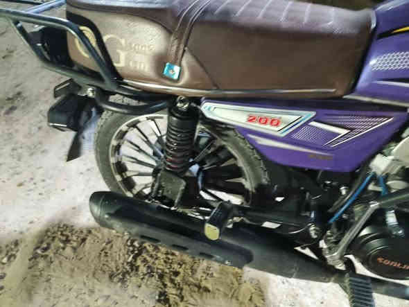 دراجه سونك 
محرك 200 CC صاغطه وزنجيل او CBF
الدراجه دهنه كله امزويل 
ماشيه 8000
الدراجه مال واحد من الشغل للبيت 
يعني لا دلفري ولا متعبه ولا اكو شي نقص بيه 
الله شاهد دراجه  جديده جديده 
سعره 850 وبيه مجال لطيبين 
مكاني بغداد العبيدي 

اوراق كامله 

سسبب البيع اريد اخذ مرقم
*********** بغداد
