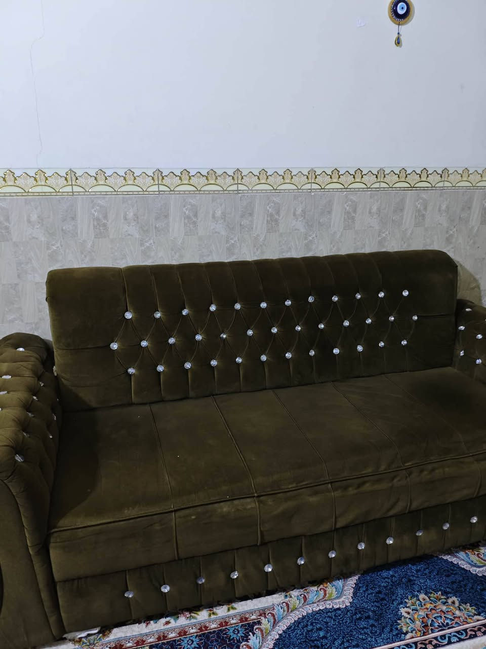 يوجد لدينا تخم عشرة مقعد سعره بلاش بيع مستعجل 200الف حي العامل ***********
