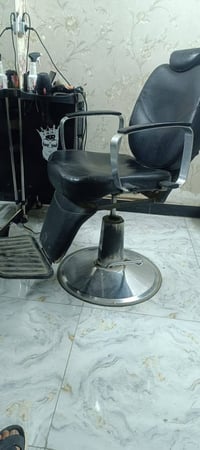 غراض محل حلاقة • كرسي حلاقة • مراية