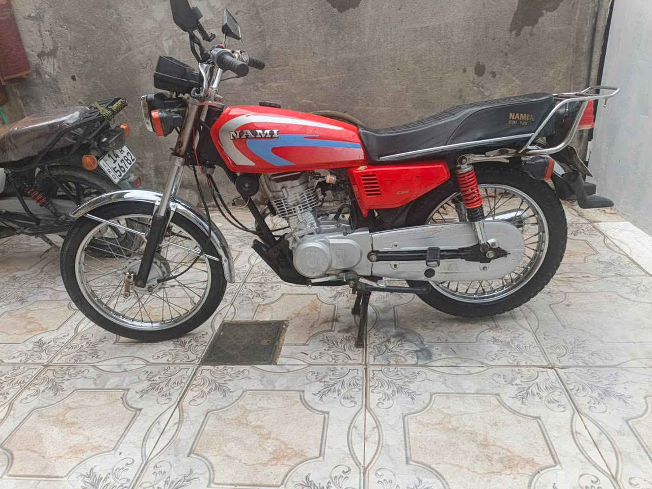 دراجة نامة رقم وسنوية مجفته مرة وحده كبل يومين جفتته توه سحكت بعدني ما طالع بيه غراض اصليه   كهربائياتة كله جديده ضفيرة وكلشي جديد سعرة مليون و١٠٠ 
***********
