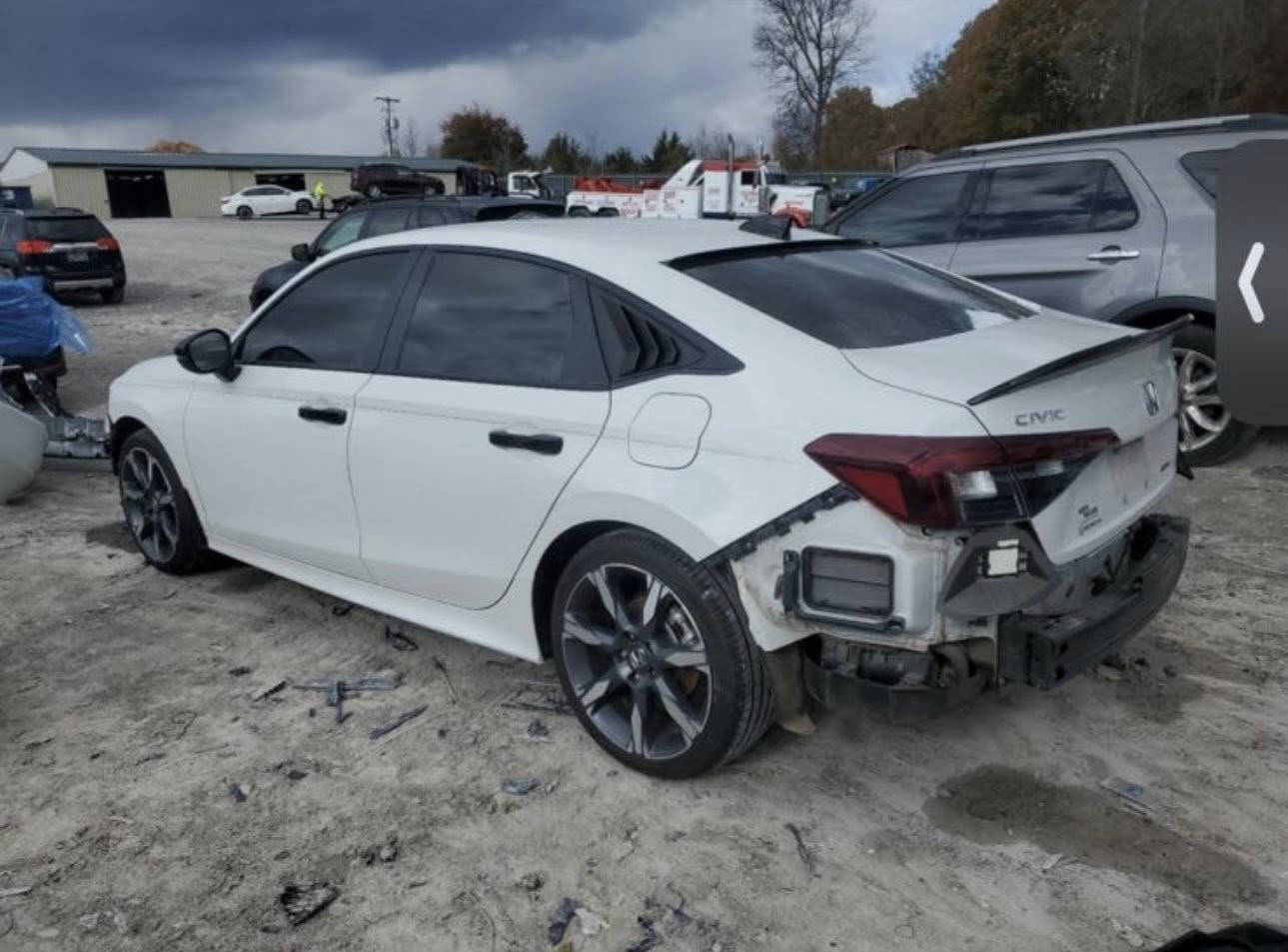 السلام عليكم
هوندا سيفيك موديل 2025 
فول مواصفات هايبرد 
بدون حادث مع وجود كامل أغراضها معها مبين بالصور 
مده الصول بعد عشرة أيام وتدخل دبي 
تدخل أربيل أو بصرة 
ترهم تدخل كتاب أو حرة 
لتواصل عن طريق الواتساب 
***********
