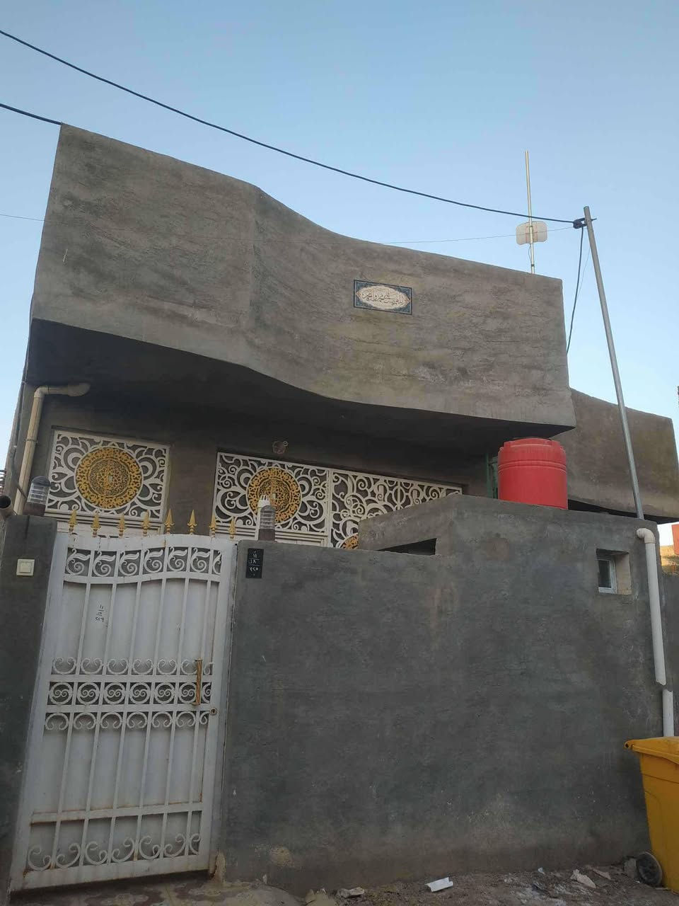 السلام عليكم
(بيت حديث مع بتلو للبيع) في نادر الاولى قريب على الشارع الخدمي قرب فرن صمون بركات ام البنين 
يحتوي البيت على استقبال وكندور وغرفة نوم ومطبخ وصحيات داخليه وخارجيه  
للاستفسار الاتصال على الرقم (***********)
(البيت بنيانه حديث)
