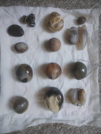 خرزه قديمه سليماني و دوري ١٦ حجر سعرها ٢٠٠ الف التوصيل موجوده ٠٧٧١٤٣٠١...