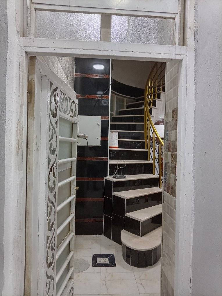 بيت للبيع في حي النداء 100 متر طابق ونص بناء جديد صب كونكريت شغل جناي منظومة انتر نت منظومة ستلايت بواري سبالت دفن منضومة كاميرات درج مرمرللبيع***********
