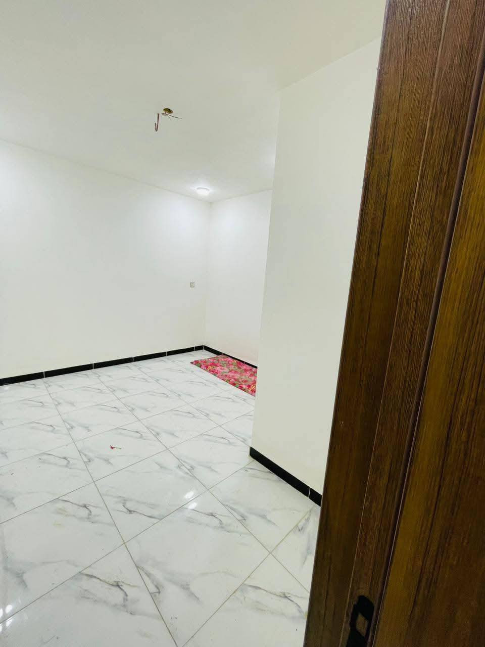 🏠 شقة للايجار 
📍 الموقع: شارع المطبات قرب شارع 60 
✨ المواصفات:
▫️ غرفتين نوم 
▫️مطبخ 
▫️هول 
▫️صحيات 
......................
📞 للاستفسار والمعاينة: 
الاتصال على الارقام :
***********☎️ واتساب
او مراجعة المكتب 
الحلة _ الكرامة الشارع المشجر مجاور اسواق المطار 1 
✅ نستقبل جميع عروضكم السكنية 🏠 والتجارية 🏡 بكافة مناطق الحلة 
…………………………
