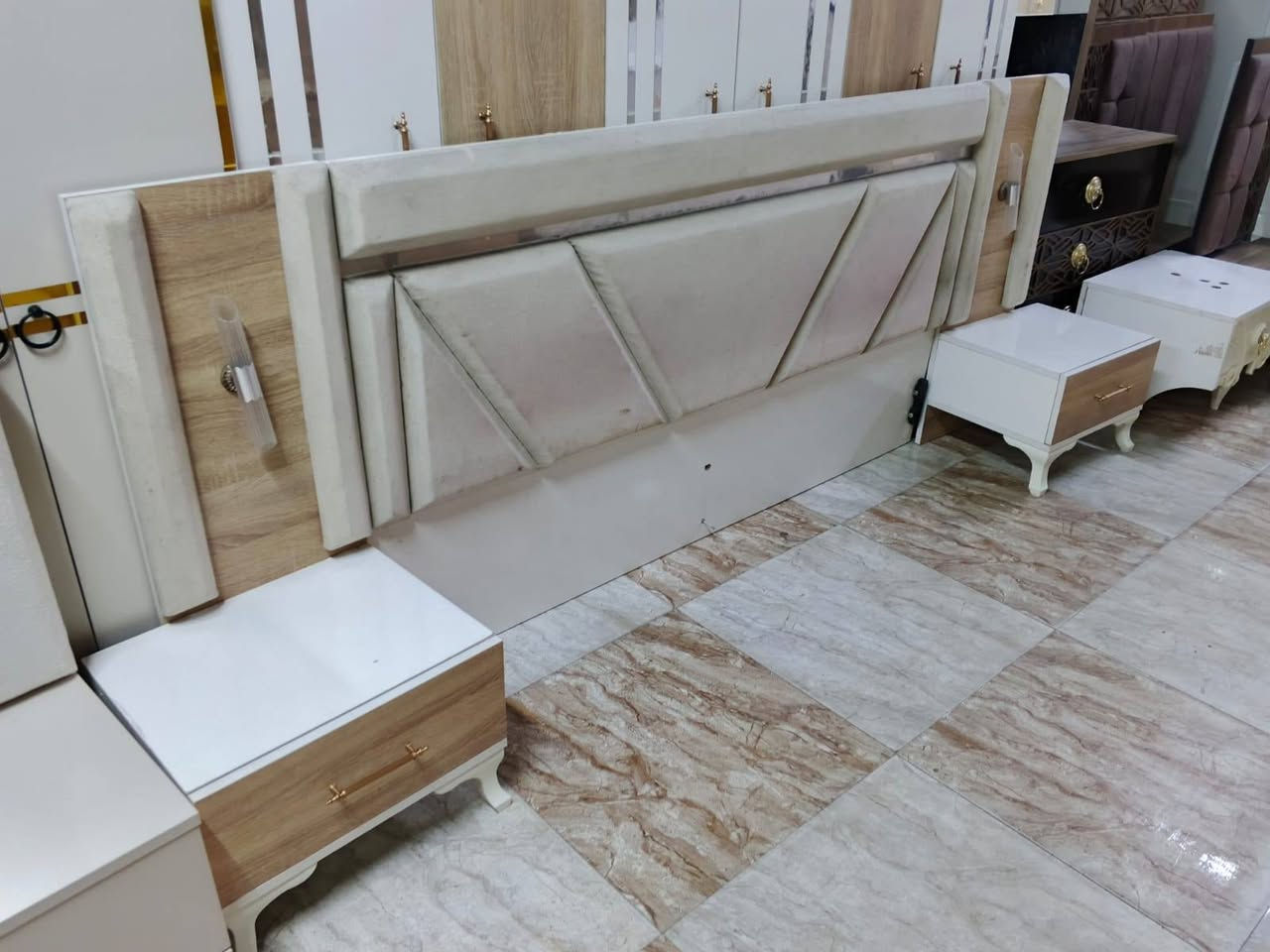 غرفة 6 ابواب ٥ قطع٣٨٠
للاستفسار ***********
