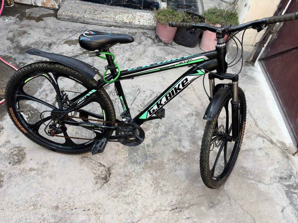 ⚠️⚠️السلام عليكم⚠️⚠️
بايسكل شوفت عينكم جداً نضيف الله شاهد 
اصلا جديد اخذته بذاك الموسم وانترك لان اخذت دراجة وغراضة كلهن بلاديات 
نقص شي واحد فقط تعيير بريكات الباقي تفحص وتاخذه 

رايده 95 وبي مجال بسيط 
***********
