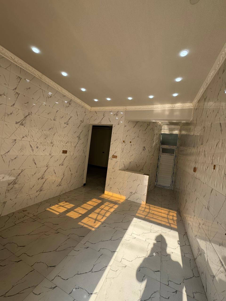دار للبيع زيرو فول مواصفات شغل جناي 

المساحه 150 متر طابقين 5 غرف نوم وباقي الخدمات 

الموقع سامراء دوانم المعمل شارع تبليط عرض الشارع 12 

السعر قفل غير قابل للتفاوض 90 مليون 

*********** حماده الطيب لترويج العقارات
