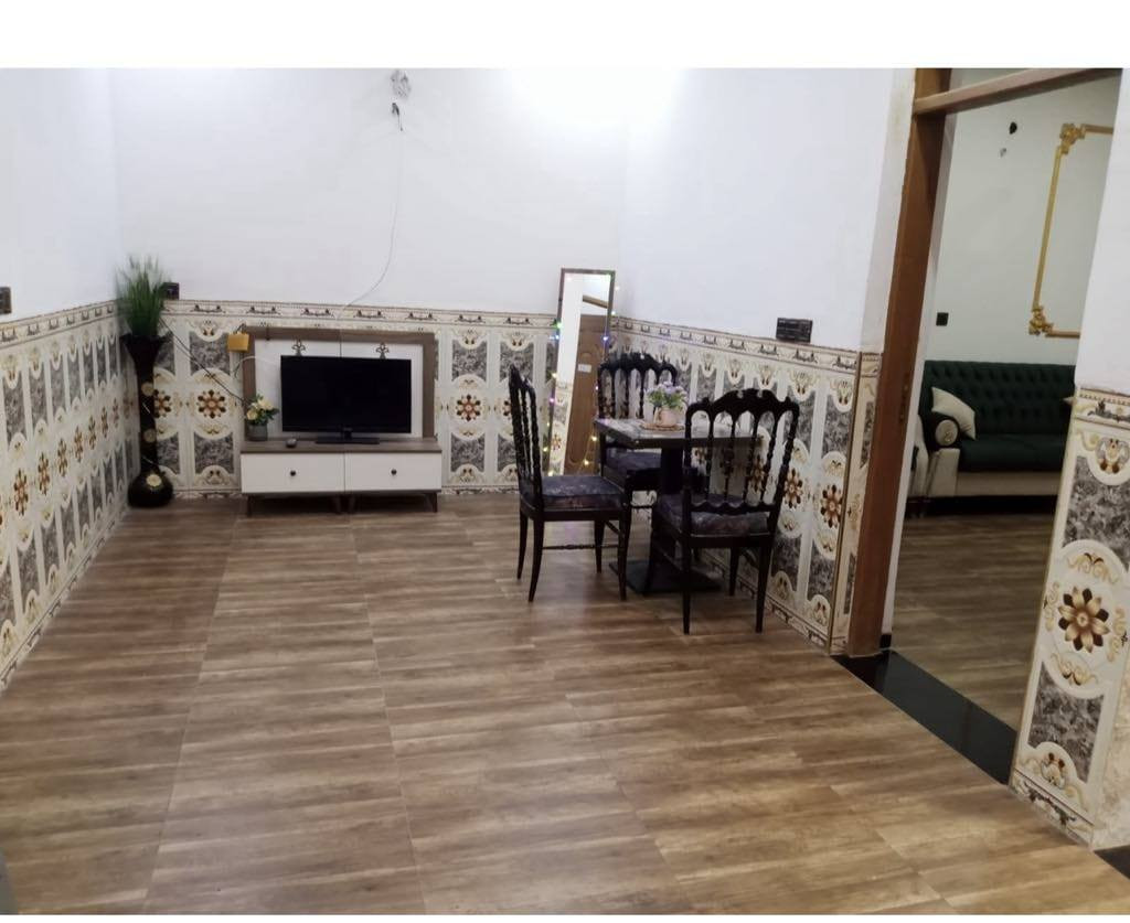 سلام عليكم بيت للبيع مساحه. 130متر فلاحات قرب علوه الرشيد قريبه علا شارع العام وهاذا رقم صاحب البيت *********** بي واتساب لتواصل وسسعر مناسب. بيت حديث
