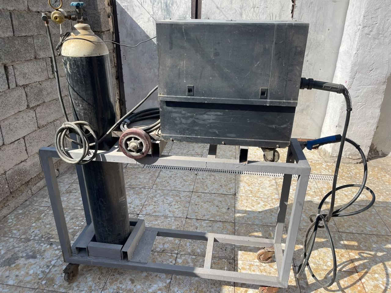 مكينه لحام co2 
حجم 250
شغله كل نقص مابيها ما عده جهاز تقسيم الهواء يدة لحيم جديده 5 أمتار + اريث 5 أمتار 
 وياها بكره 0.5 ام الـ 5 كيلو +بطل غاز co2 ياباني  عربانة كامله مالتها 
للبيع بـ 12 ورقة وبيها مجال مكاني بغداد 
للتواصل والاستفسار الاتصال (***********)
