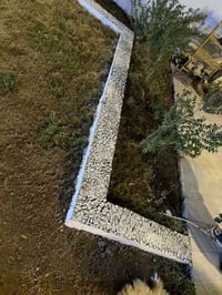 هذا الولد اشتغلنه الحديقه شغله يجنن واسعاره كلش زينه الي يحب يتصل عليه...