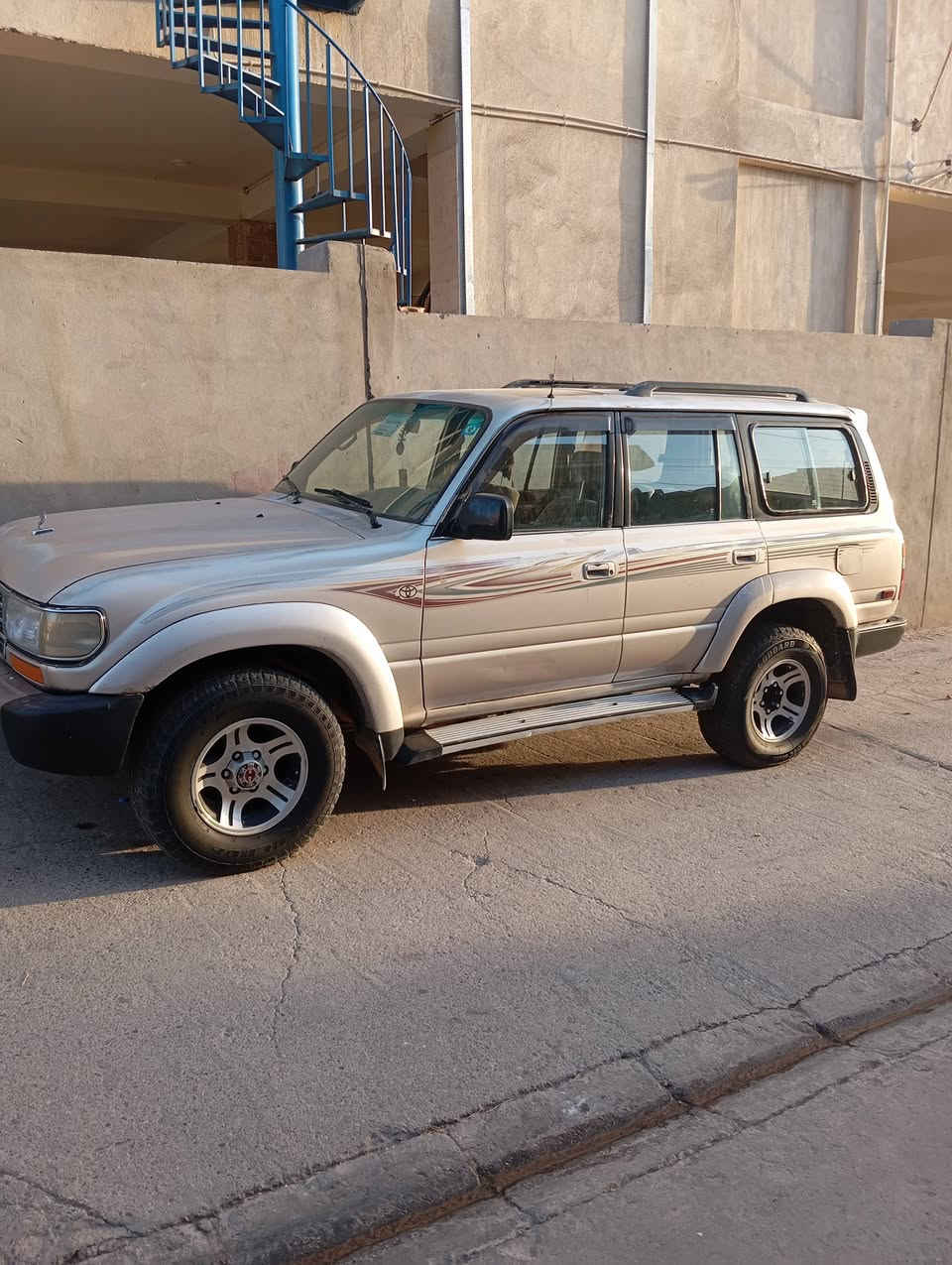 لاند كروز موديل 1992
السياره وضع شركه قطره صبغ مابيها وايرمينه كلها شغاله اخوان السياره كدامكم نضيفه من الخارج ول داخل 
السعر 75وبيها مجال السياره باسمي وشرط التحويل !!!!!!!
رقم ***********
