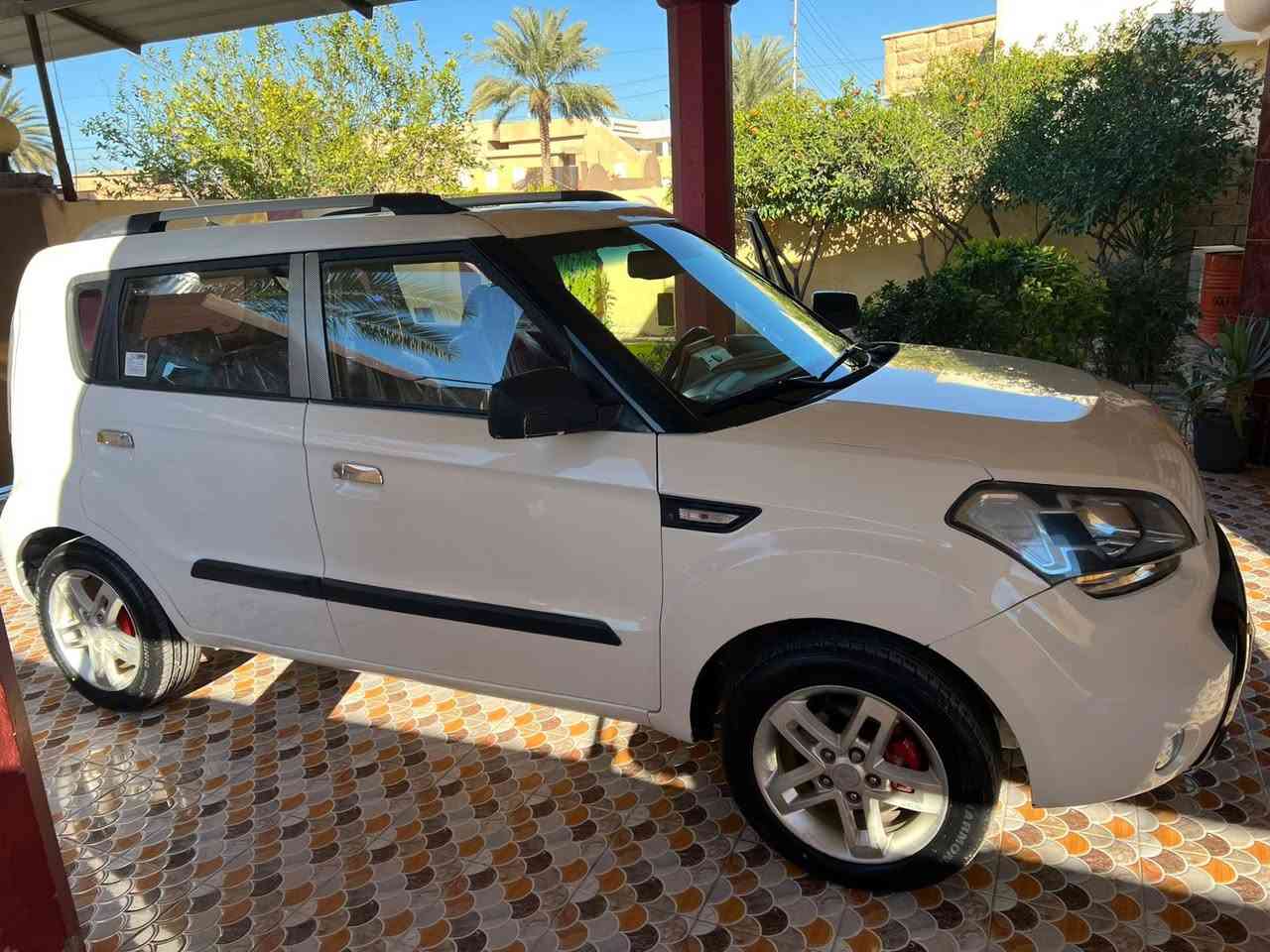 السلام عليكم
كيا صول 2014 ادوات ادوات ادوات 
للبيع 
محرك  كير مكفول تبريد ثلج 
تايرات +صدر + باتري كله جديد ماصار اسبوع 
غرفه مغلفه الداخل بالكامل.
جديده الله شاهد سياره تخبل مال بيت ***********
