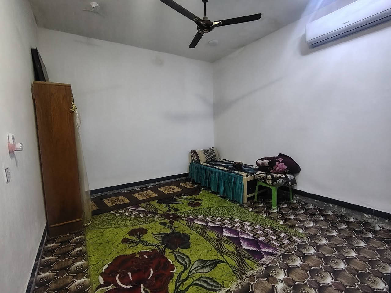 دار للبيع مع قطعة أرض مجاوره للبيت مساحتها 600م 
بيت بناء حديث طابوك سقف عكاده مكون من غرفتين وصاله ومطبخ واستقبال وصحيات داخليه
مساحة البناء 180م
موقع الدار في شارع السياحي منطقة المزيديه مقابيل شارع مدرسة الابطال يبعد عن الشارع العام 100م
للاستفسار الاتصال على الرقم ***********
