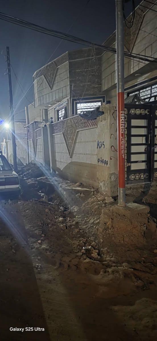 يباع  علئ المبادره خلف التجاري 140 متر الموقع مميز بالاستاذه الثانيه طابق واحد كما موضح بالصور /***********/بسمي البيت سنه البناء 2018 مقابل القبه الذهبيه من جهه الطابو الصرف وله مدخلين من شارع الكرينات عرض الشارع 13 م والمدخل الثاني عرض الشارع 10 م وللعلم البيت ركن قريب من مستشفه المستقبل ومحطه بانزين خانه شارع 80 وقريب من مول نون
