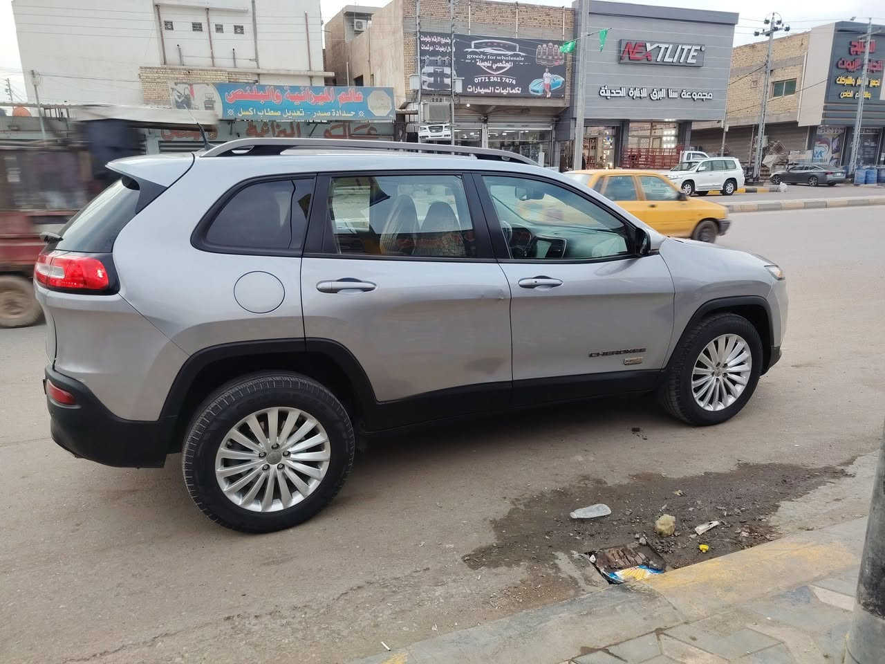 سلام عليكم جيب بزون لبيع 2017 حره تحويل بغداد مشروع وطني راعيه صديقي تحويله بكل المحافظات مشروع وطني  ومكان السياره وراعيه بلعماره  يحولك ثاني يوم الرقم الجديد سنويه جديده حادثها جاملغ وبنيد بيهن صبغ بدون  دواخل ولا واصله شاصي ولا إرباك ظارب سياره جاهزه كير مكينه تبريد كله على الفحص فول مواصفات  بنر أما بصمه ابواب وتشغيل تشغيل بعد كرسي كهرباء كشنات تدفئه وتبريد حساس خلفي شاشه كبيره فور ويل رادرات بلمري اشاير ترحيب وبعد اكو مواصفات مكينه سته سلندر  السعر 128 ورقه  وبيها مجال قليل سونار مرفق لاستفسار ***********
