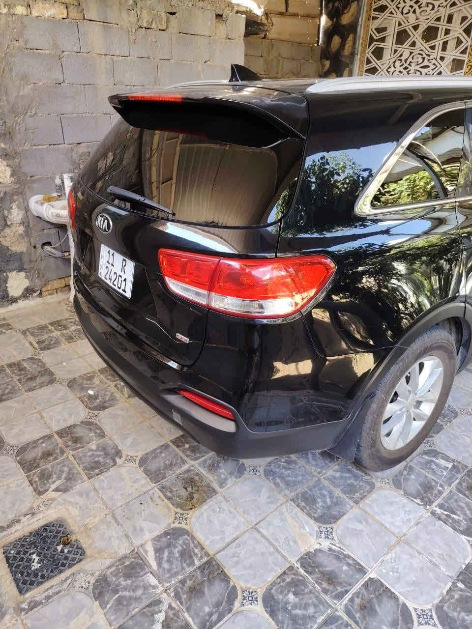 🚗 كيا سورينتو 2017 للبيع (وارد أمريكي) 🚗
​المحرك: 4 سلندر (اقتصادية، قوية، وعملية جداً).
​الموديل: 2017.
​السعر: 155 ورقة (15,500$) وبيه مجال بسيط للشراي الجاد.
​الضمان والفحص: كفالة عامة (شاصي، محرك، كير، كهربائيات) 100%، عدا الحادث المذكور أدناه.
​تقرير الحادث: حادث أمريكي بسيط جداً في (خشم البنيد والدعامية) فقط، وباقي السيارة مكفولة كفالة عامة (مرفق صورة تقرير الفحص الفني "3702.jpg").
​✨ المواصفات والإضافات:
​اللون أسود ملكي (نظافة عالية).
​داخلية بلون بيج راقي، المقاعد بحالة الوكالة ومغلفة للحماية (كما في الصور "3688.jpg" و "3689.jpg").
​شاشة حديثة، كاميرا دوارة، تبريد قطع، تحكم ستيرن كامل، وكشافات أمامية رباعية.
​السيارة بوضع "شغل وامشي"، لا تحتاج أي مصروف أو صيانة.
​📍 الموقع: بابل - الإسكندرية (مستعدون لترتيب آلية النقل أو المعاينة).
📞 للاتصال أو واتساب: ***********
​#سيارات_العراق #كيا_سورينتو #سوق_سيارات_العراق #سورينتو2017 #سيارات_للبيع #بابل #بغداد #البصرة #كربلاء #النجف #السيارات_المستعملة

