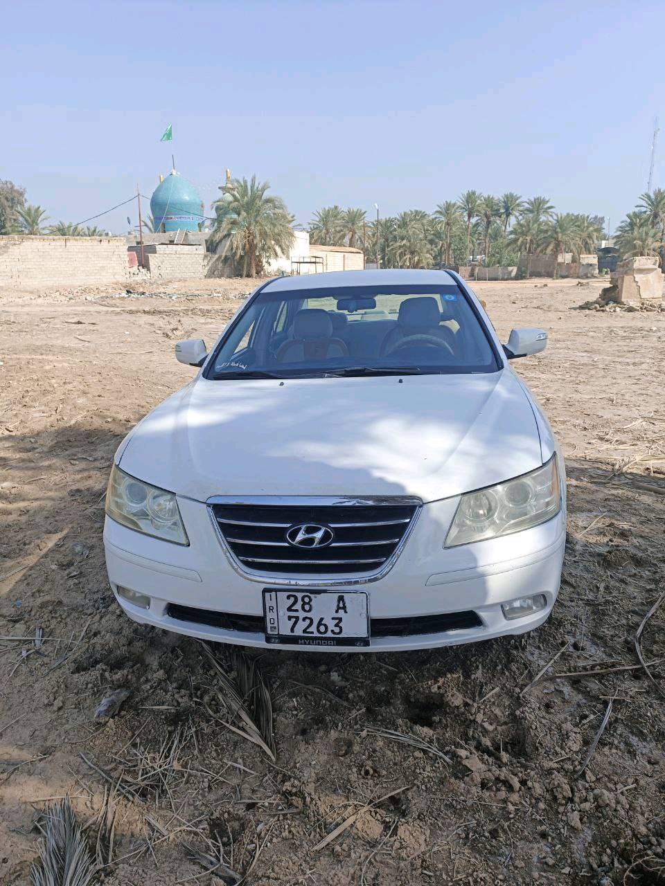 سيارة هيونداي سوناتا بيضاء نظيفة جاهزة للبيع. السيارة بحالة ممتازة من الخارج والداخل وتوفيرها للوقود جيد. مناسبة جداً للاستخدام اليومي ولمشوار الأسرة. السعر قابل للتفاوض أيضاً.