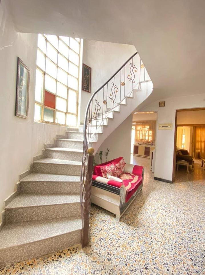 بيت في الغزالية شارع المشجر
قرب محطة وقود العراقية المشيدة 
مساحة 170 م الواجهة 8٫5 طابو ملك صرف
بناء 2011 ، طابقين 
الطابق الاول يحتوي على صالة ومطبخ  وهول وغرفة نوم وحمامين 
الطابق الثاني يحتوي على 3 غرف نوم وهول 
السعر 425 مليون وبي مجال
للاستفسار الاتصال على الرقم ***********
# مكلفة بالنشر
