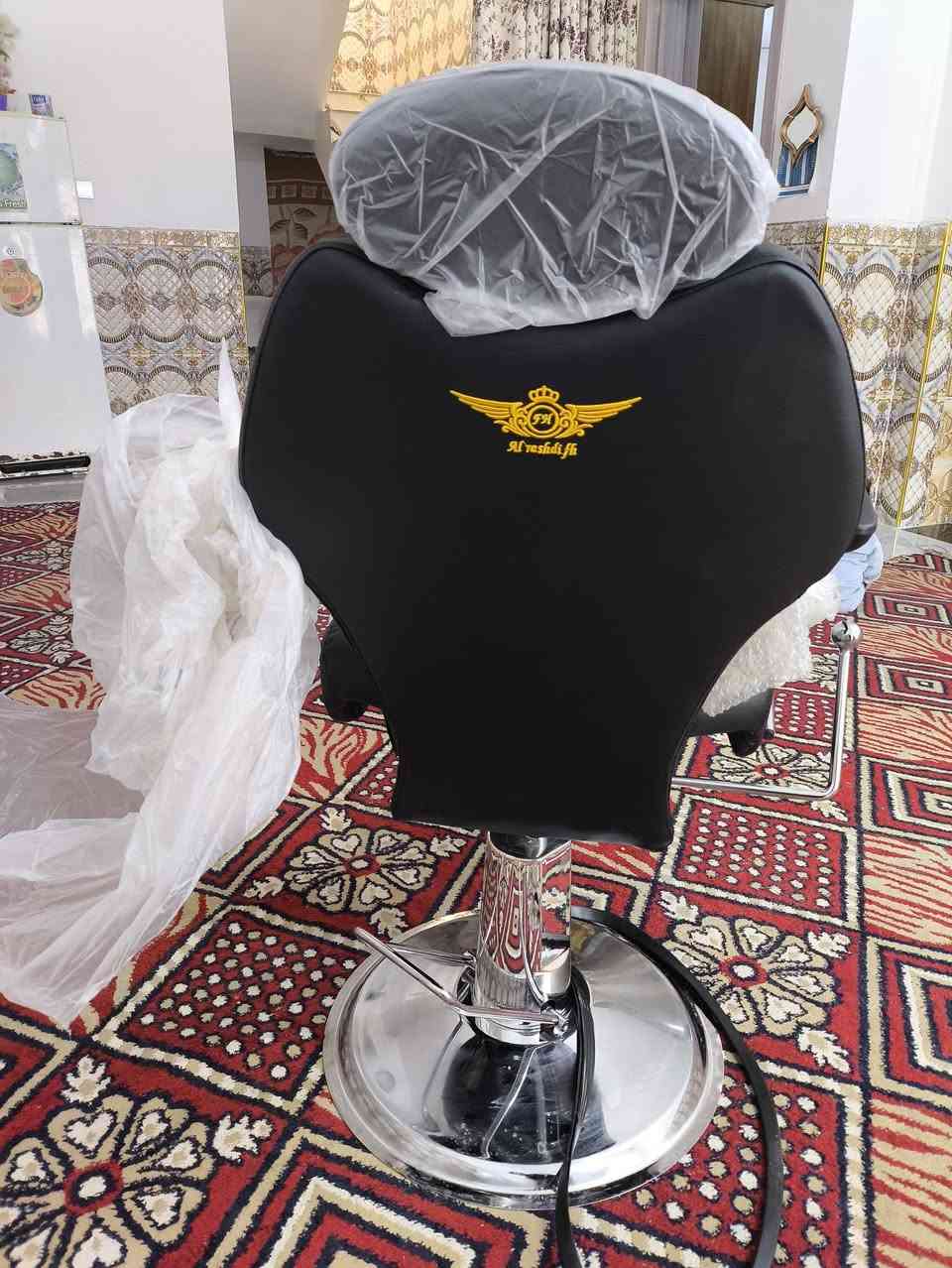 سلام عليكم 🤝
كرسي حلاقه بل كارتون شديته بيدي 
كله شغال وعل فحص 
السعر (200) الف بي مجال 
الرقم / *********** / بي واتساب 
سبب البيع اجاني هديه للمحل ومامحتاجه
