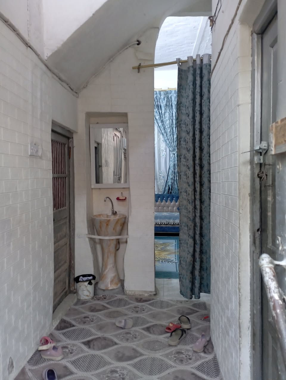 السلام عليكم بيت بلحله بنص الولاية طبوو صرف ثلاث ببيت عن الشارع الرئيسية المساحه 135مترر بالحقيقة أحلى من الصور يحتوي على 4غرف+هول+استقبال وغرفه ترك جو الكاع (منطقة الجامعيين) بنص جسرين جسر الهنود وجسر عشتار. للاستفسار الإتصال على الرقم *********** الرقم الثاني*********** الرقم الاول بي وتساب
