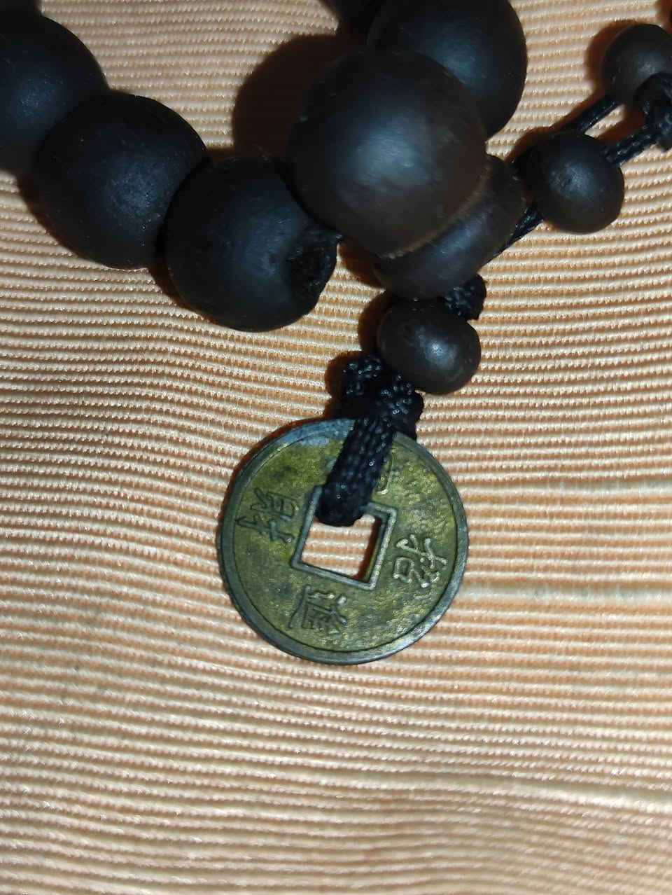 بين عراقة التاريخ وسكينة الروح.. قصة "الكنز" بين يديك 🏯
البُعد الروحي والفلسفة (فنج شوي).
ليست مجرد مسبحة، بل هي رحلة عبر الزمن! 📜
نقدم لكم هذا السوار الاستثنائي المصنوع من خرز خشب الصندل الأسود الطبيعي، والذي يتوسطه كنز حقيقي لا يتكرر: عملة صينية أصلية نادرة تعود لعصور الأباطرة. 🪙🖤
🕰️ تأريخ العملة: بصمة من القرن الثامن عشر
البُعد الروحي والفلسفة (فنج شوي).
العملة التي تزين السوار ليست مجرد تميمة، بل هي قطعة نقدية أصلية سُكت في عهد الإمبراطور جيا تشينغ (Jiaqing)، سادس أباطرة سلالة تشينغ (Qing Dynasty).

الحقبة الزمنية: تعود هذه العملة إلى الفترة ما بين عامي 1796م و1820م.

العراقة: بامتلاكك لهذا السوار، أنت تحمل قطعة يتجاوز عمرها 200 عام، شهدت عصوراً من الازدهار والتراث الإمبراطوري العريق.

لماذا يرتديها العارفون بالقيم الروحية والتراث؟ 🤔
ارتداء هذه القطعة يتجاوز المظهر الجمالي؛ فهي تُلبس لتعزيز التوازن النفسي والوفرة:

جذب الازدهار: في فلسفة "الفنج شوي"، تُعتبر هذه العملة الأثرية أقوى تميمة لجذب المال والحظ السعيد.

درع طاقي: يُعتقد أن النحاس الأصلي يعمل كمغناطيس يمتص التوترات ويحمي من الطاقات السلبية.

السكينة والاتزان: خشب الصندل يمنح شعوراً بـ "التأريض"، مما يقلل التوتر ويمنحك هدوءاً داخلياً.

أسرار النقوش والرموز الروحية 🔠🎨
كل نقش على هذه العملة الأصلية هو "دعاء صامت" وتراث حي:

1. خط "تونغ باو": يعني "الكنز المتداول"، ويرمز في التراث إلى جريان الرزق الذي لا ينقطع.

2. الثقب المربع: يمثل "الأرض"، والإطار الدائري يمثل "السماء". اتحادهم يرمز إلى نقطة التوازن بين واقعك المادي وطموحاتك الروحية.

3. زخارف النمو: النقوش الدقيقة على الحواف ترمز إلى السحب والترقي، وهي دعوة دائمة للنمو في الحكمة والقدرات الشخصية.

تفاصيل القطعة:

الخامة: خشب صندل أسود فاخر + عملة نحاسية أثرية أصلية (عمرها +200 سنة).

القيمة: قطعة فريدة لهواة الأنتيك والباحثين عن التميز الروحي.

قطعة تعبر عن شخصيتك المتصلة بالجذور، والباحثة عن السلام والنجاح. 🧘‍♂️
#أنتيك #عملات_قديمة #سلالة_تشينغ #فنج_شوي #خشب_الصندل #أناقة_روحية #FengShui #AntiqueCoins #جيا_تشينغ #تراث_صيني

.


**إذا كنت صاحب هذا الإعلان وتريد حذفه لأي سبب، رجاءا أرسل رسالة إلى الدعم الفني**