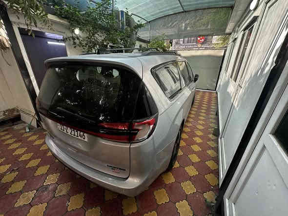 سلام عليكم عندي كرايزلر بسفيكة 2023
السيارة لمتد s فول مواصفات
محرك 3600 V بنتستار المعروف
السيارة ماشية 11 الف ميل فقط 
1 بنراما فتحتين 
2 قيادة ذاتية
3 بريك اوتو 
4 حساس زدحام
5كشنات كهربائية جلد تدفئة + تبريد + الكل بلع يدخلن جوة ماعدة السايق والصدر 
6 ستيرن فول تحكمات + تدفئة 
7 مرايات شفط +قلاب عل جوة من ترجع بك 
8 صندوك كهربائي +شفط + فتح ذاتي عندتمرير القدم 
9بيبان سلايدات كهربائية وفتح بلبصمة 
10 خمس بصمالة
السيارة دخلت تخريب جام مكسر والتنتة مبيوكة
 بيهة خسفة بدايت القمارة اثر ضربة بوري ساحبيهة وصابغيهة لا ايرباك ولا بيهة قطعة مبدلة سيارة جديدة بمعنة الكلمة تجي وشوف بعينك 
***********
