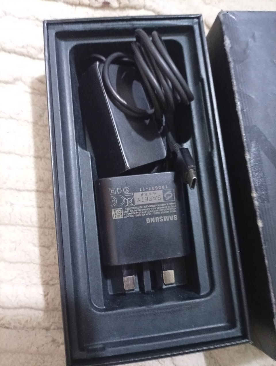 جهاز نوت 20, اني مشتري من الوكاله اول ما نزل الجهاز ومع مني وشاشه كامت شوي شمر بل لمس كلولي البورد رخه ماعرف شنو المهم سعره 250 عنواني بغداد ابو الدشير ***********
ويا كامل ملحقاته سماعاته الاصليه ولشاحنه
