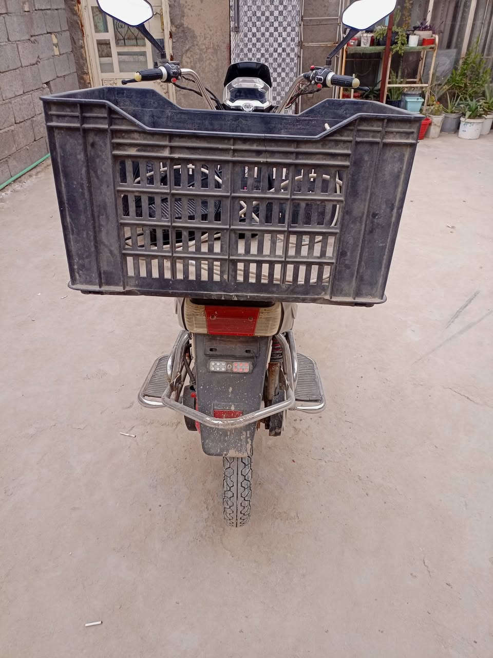 السلام عليكم دراجه شحن موديل 2018 للبيع جديده احلى من صور كامل كهربائيات اشاير مع العلم الدراجه بيه بك بسهوله ترجع السعر 450 وبيه مجال عنواني بغداد ابي غريب ***********
