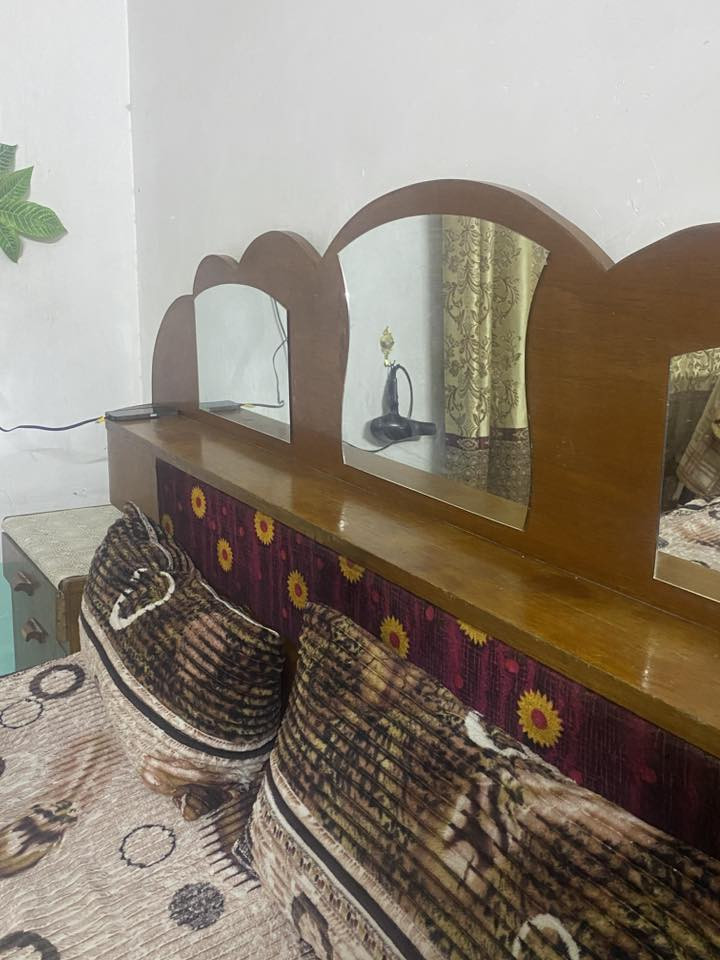 سعر التخت ٥٠
سعر الديوان الجوزي٧٥ ثقيل

سعر ديوان النيلي ٣٠٠فصال تركي بس خشب عراقي بي مجال
***********
